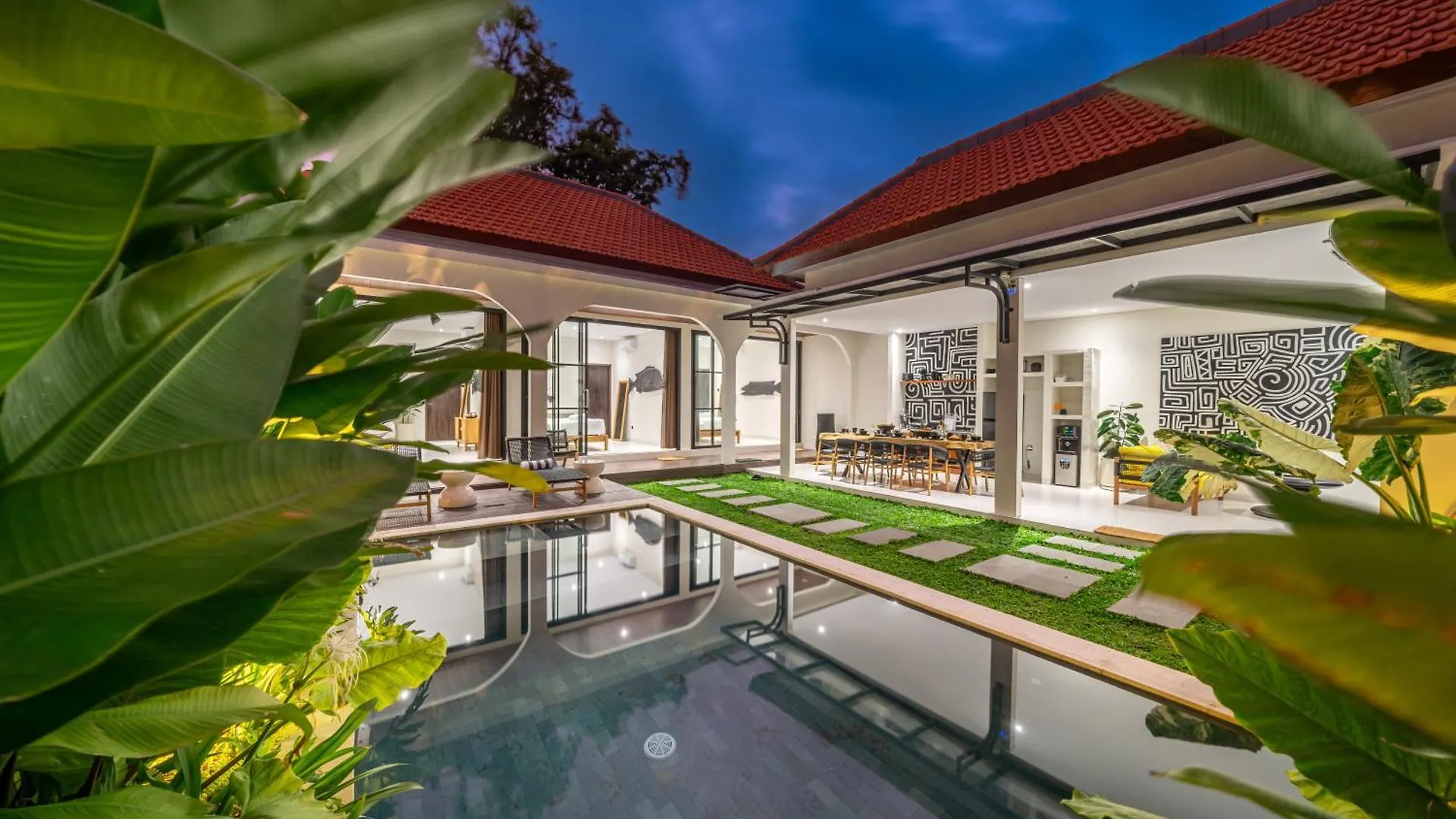 Alisa 4 - Brand New Villa With Breathtaking Garden Views - Expansive Pool - 4 Luxury Bedrooms Seminyak