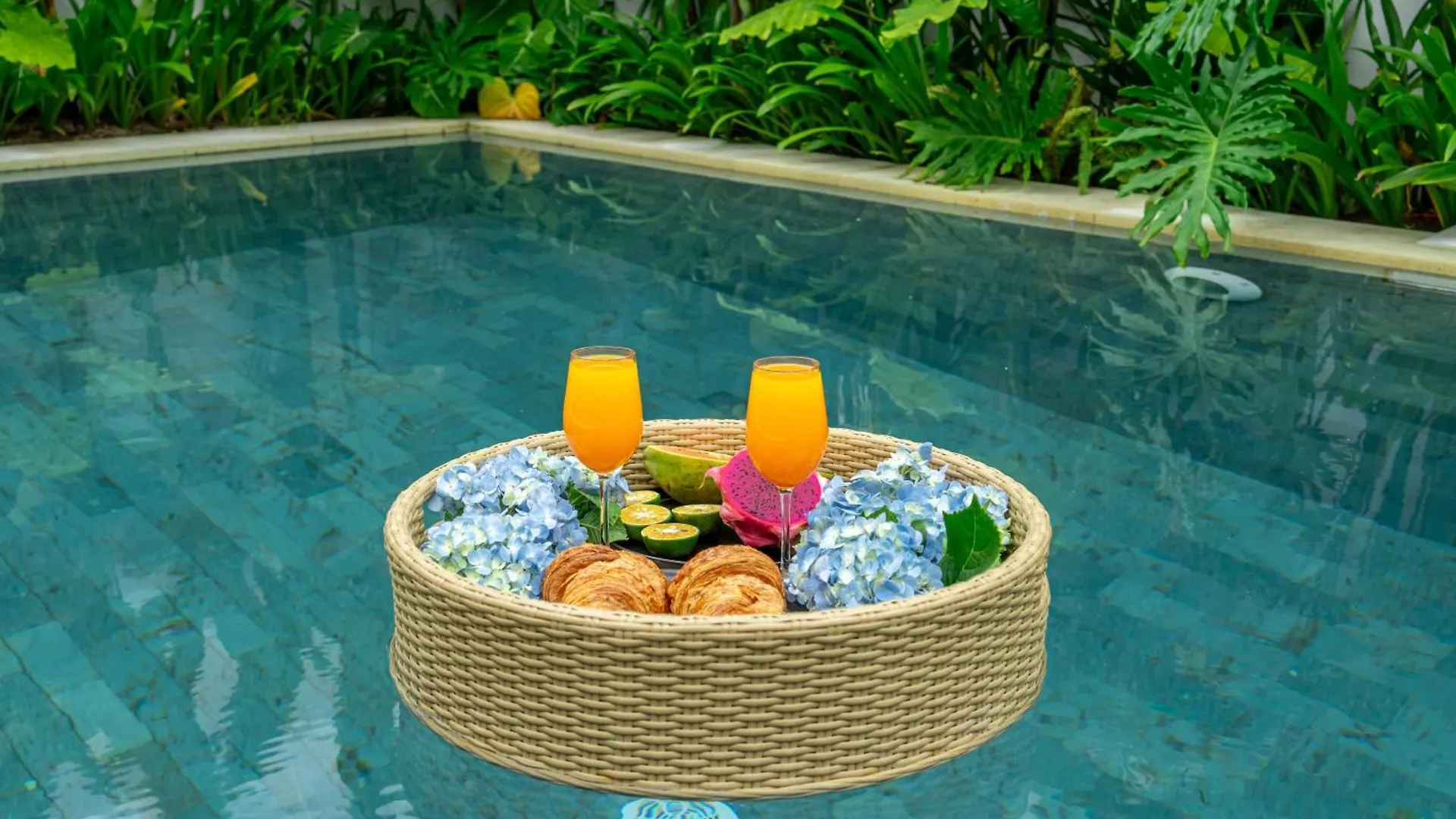 Alisa 4 - Brand New Villa With Breathtaking Garden Views - Expansive Pool - 4 Luxury Bedrooms Seminyak